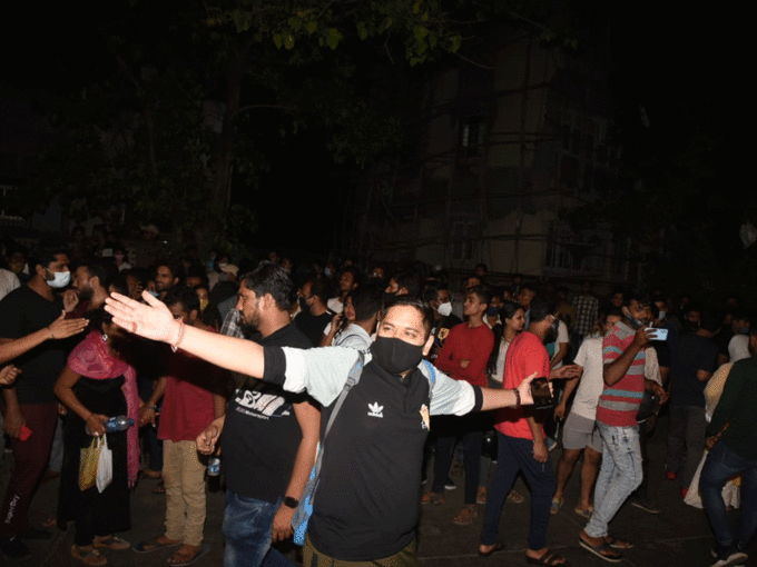 Fans gather outside Mannat on Shah Rukh birthday