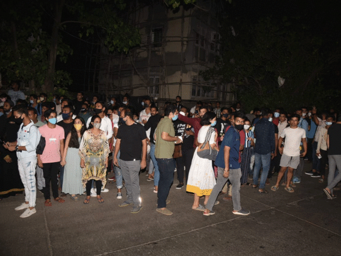 Fans gather outside Mannat on Shah Rukh birthday