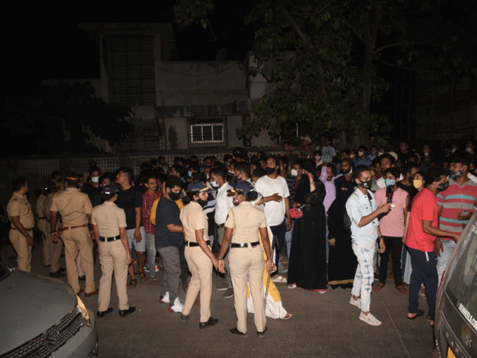 Fans gather outside Mannat on Shah Rukh birthday