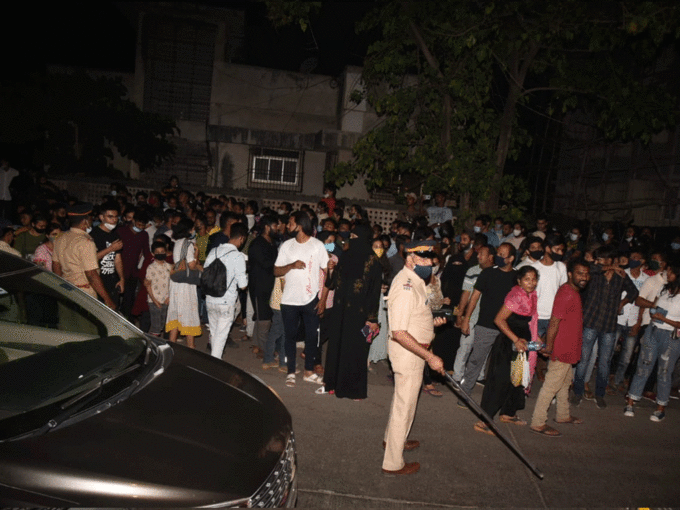 Fans gather outside Mannat on Shah Rukh birthday