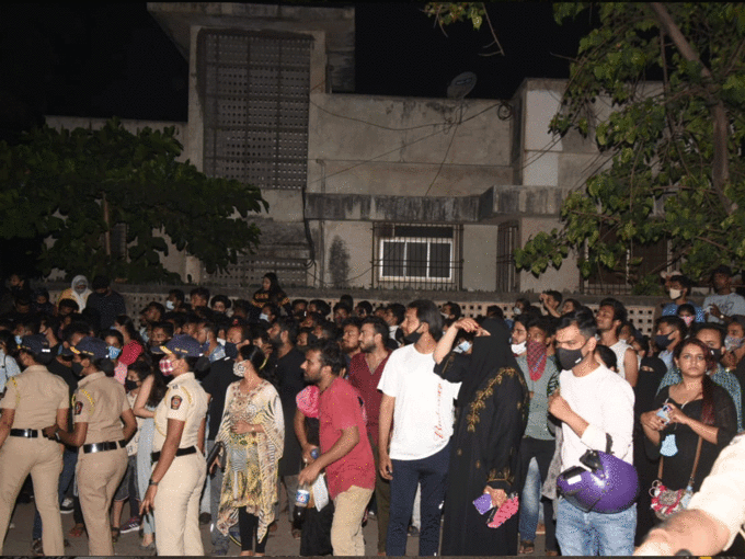 Fans gather outside Mannat on Shah Rukh birthday