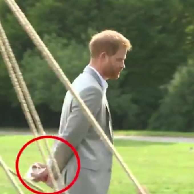 Viral Video Prince Harry Caught Stealing Samosa At Meghan Markles Charity Cookbook Launch News in Hindi