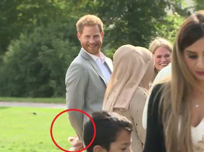 Viral Video Prince Harry Caught Stealing Samosa At Meghan Markles Charity Cookbook Launch News in Hindi