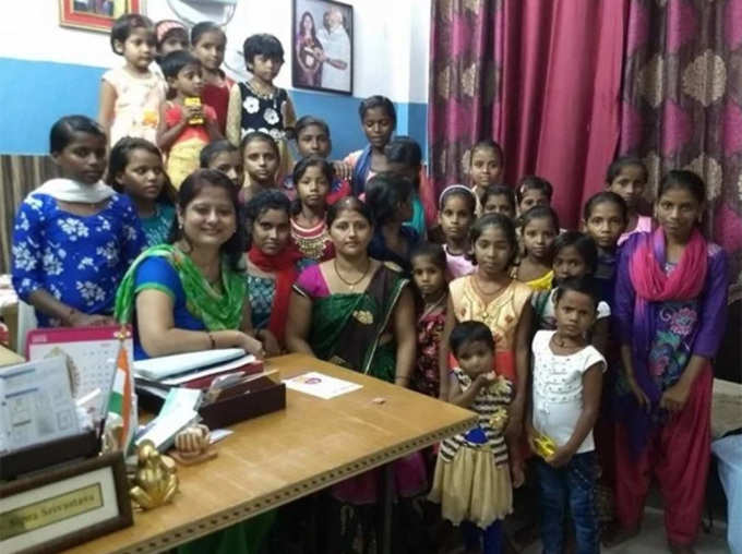 This Lady Doctor in Varanasi Do Not Charge Fees If Women Gives Birth to Baby Girl Childrens Day