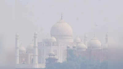 Agra Pollution: दीवाली से पहले सांसों पर संकट, जहरीली हुई आगरा की आबोहवा, एक्यूआई 327 के पार