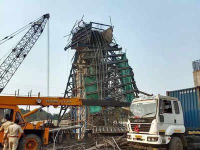 Uran Bridge Pier Cap Collapse: उरणमध्ये भीषण दुर्घटना; पुलाच्या पिलरचा भाग कोसळून १ ठार, ६ जखमी