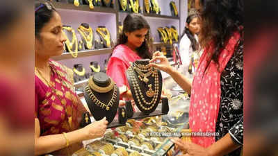 Gold Buying On Dhanteras: धनतेरस पर सोने की डिमांड में आई तेजी, दुकानों पर खरीदारी के लिए उमड़ी लोगों की भीड़!