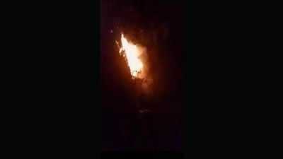 हमीरपुरः नैशनल हाइवे पर भीषण टक्कर के बाद आग का गोला बना ट्रक, जिंदा जलकर ड्राइवर की मौत