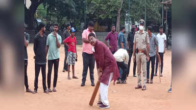 ಖುಷಿ ಮೂಡ್‌ನಲ್ಲಿ ಆರ್‌. ಅಶೋಕ್; ಗಲ್ಲಿ ಬಾಯ್ಸ್‌ ಜೊತೆಗೆ ಕ್ರಿಕೆಟ್‌ ಆಡಿದ ಮಿನಿಸ್ಟರ್