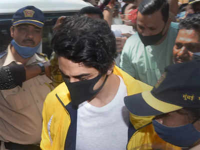 Aryan Khan ड्रग्ज पार्टी: आर्यन खान NCB कार्यालयात झाला हजर; बोलणं टाळलं, कारण...