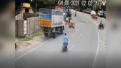 Watch Video : तमिलनाडु में स्कूटर पर लदे पटाखों के बैग में विस्फोट, पिता व पुत्र की हुई दर्दनाक मौत