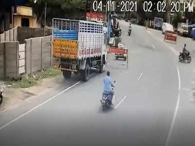 Watch Video : तमिलनाडु में स्कूटर पर लदे पटाखों के बैग में विस्फोट, पिता व पुत्र की हुई दर्दनाक मौत 