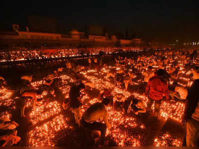 Ayodhya: अयोध्या दीपोत्सवानंतर विझलेल्या पणत्यांतून उरलेलं तेल गोळा करायला झुंबड!