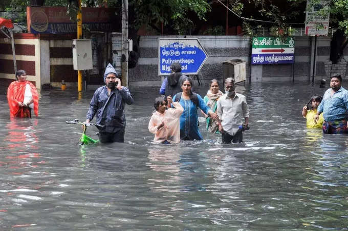 வீடுகளை அடித்து சென்ற வெள்ளம்