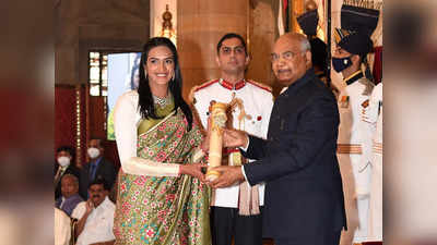 पीवी सिंधु को पद्म भूषण पुरस्कार, पारम्परिक साड़ी में नजर आईं स्टार भारतीय शटलर