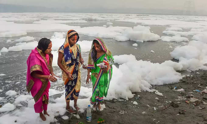 यमुनेच्या प्रदूषित पाण्यात भाविकांची डुबकी