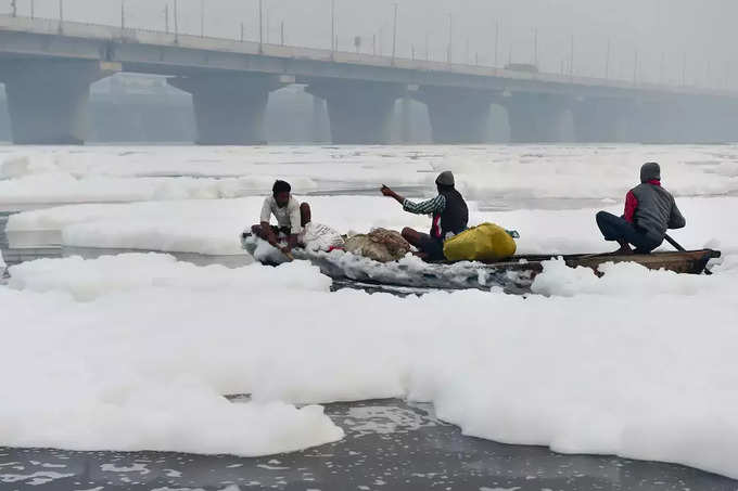 यमुनेच्या प्रदूषित पाण्यात भाविकांची डुबकी