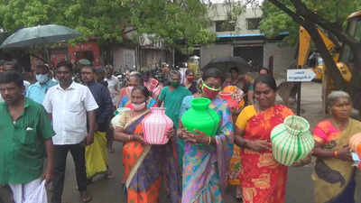 ஊரு முழுவதும் வழிந்தோடும் தண்ணீர்;                                         குடிக்க கிடைக்காத மக்கள் போராட்டம்!