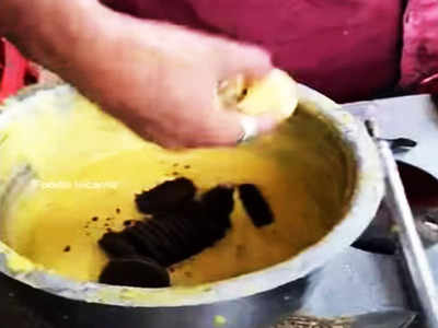 Oreo Pakoda চেখে দেখেছেন? আজব স্বাদের এই খাবার বানিয়ে চমক দোকানির!