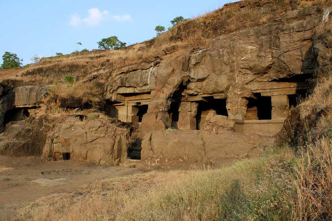 ​೨. ಗುಹೆಗಳಲ್ಲಿ ಮೂರು ಗುಂಪು