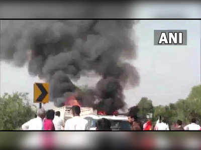 bus trolley collision : प्रवासी बसला ट्रेलरची धडक, आगीत १२ जण जिवंत जळाले, PM मोदींकडून मदत घोषित