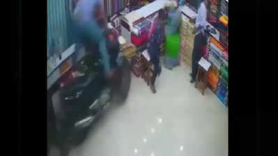Viral Video: ವೇಗವಾಗಿ ಬಂದು ಬಟ್ಟೆಯಂಗಡಿಯೊಳಗೆ ನುಗ್ಗಿದ ಬೈಕ್! ಮಳಿಗೆಯಲ್ಲಿದ್ದವರು ಕಂಗಾಲು!