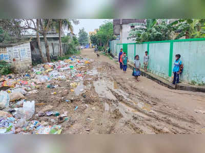 அரசு போடும் ரோடு லட்சனம் தார் ரோடே மழையால் சேறும் சகதியாக மாறியது!