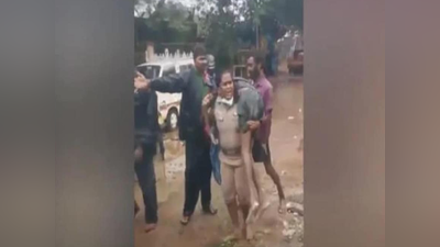 Tamilnadu Rain: तमिलनाडु में भारी बारिश के बीच बेहोश पड़ा शख्स, फरिश्ता बनी लेडी इंस्पेक्टर ने कंधे पर उठाकर पहुंचाया अस्पताल