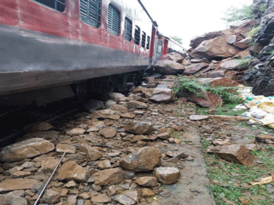 Train accident: कन्नूर-बेंगलुरु एक्सप्रेस के ऊपर टूटकर गिरा पहाड़, पटरी से उतरे पांच डिब्बे, 2000 से ज्यादा यात्रियों की बची जान