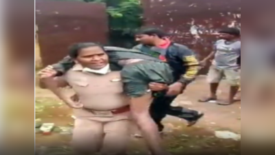 Inspector E Rajeshwari Video Viral: कमर तक पानी में घुसकर, बेहोश शख्स को कंधे में लादकर ऑटो में लिटाया, पूरा देश सलाम कर रहा है इस बाहुबली की