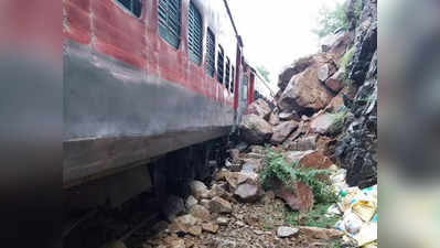 Karnataka: प्रवासी गाढ निद्रेत असतानाच धावत्या एक्सप्रेसवर कोसळले दगड, ५ डबे रुळावरून घसरले
