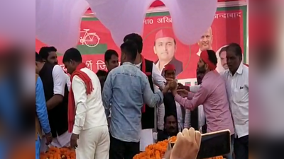 Pratapgarh News: टिकट के चक्कर में मंच पर आपस में ही भिड़ गए समाजवादी पार्टी नेता, देखें वीडियो