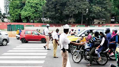 मुंबईत कारवाईच्या रागातून वाहतूक पोलिसांना धक्काबुक्की; पती-पत्नीला अटक!