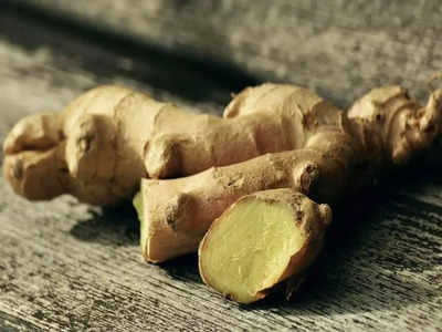 Ginger Side Effects: স্বাদ বাড়াতে রান্নায় অতিরিক্ত আদা ব্যবহার করেন? কী বিপদ ডাকছেন জানুন...