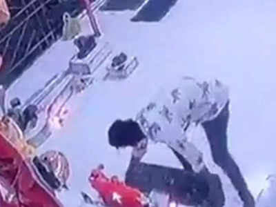 Viral Video : देवाच्या पाया पडला, नंतर दानपेटी चोरी केली; ठाण्यातील मंदिरातील चोरी CCTVमध्ये कैद