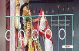 চন্দননগরে দশমীর সেরা আকর্ষণ নারীবেশী পুরুষদের সিঁদুর খেলা