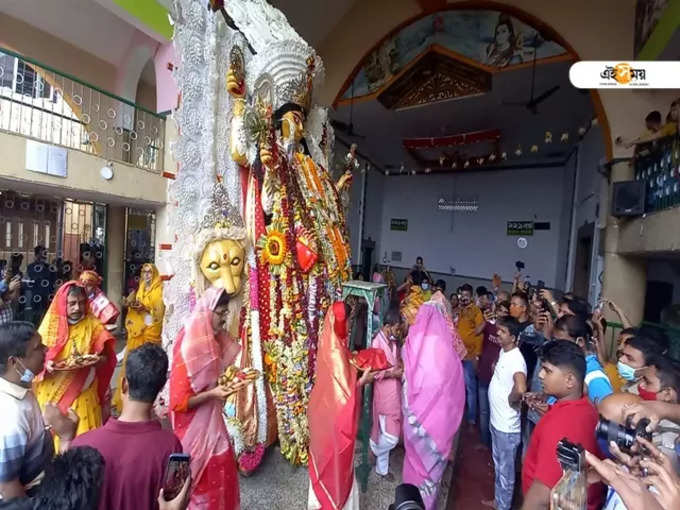 চন্দননগরে দশমীর সেরা আকর্ষণ নারীবেশী পুরুষদের সিঁদুর খেলা