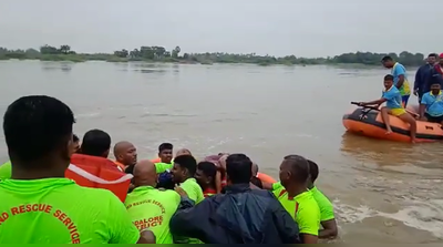 Flash News: ஆற்றில் அடித்துச்செல்லப்பட்ட மாணவர்கள்!