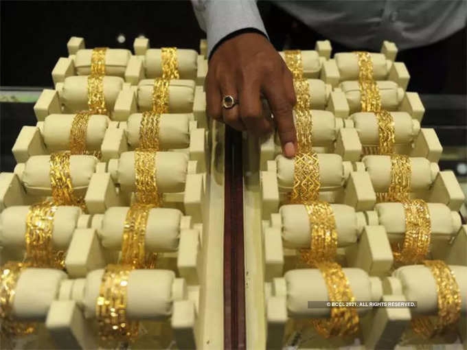 करीब 8000 रुपये सस्ता है सोना