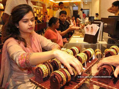 Gold Price: সপ্তাহের শুরুতেই সস্তা সোনা, দাম কমল রুপোরও