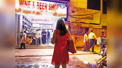 Women barge into liquor shop : மதுக்கடையை மூட சொல்லி சூரையாடிய பெண்கள்...