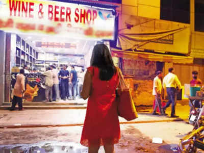 Women barge into liquor shop : மதுக்கடையை மூட சொல்லி சூரையாடிய பெண்கள்...