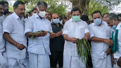 ஒரே வாகனத்தில் ஓ.பி.எஸ்., எடப்பாடி;                             கண்ணீரோடு வரவேற்ற விவசாயிகள்!