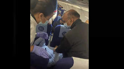Indigo Flight: विमान की उड़ान के दौरान यात्री हुआ बीमार तो इंजेक्शन लगाने लगे केंद्रीय मंत्री, हर कोई कर रहा तारीफ