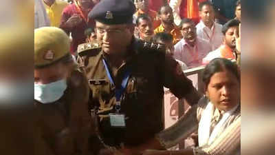 सपा नेत्री ने PM को दिखाए काले झंडे, सुरक्षा कर्मियों ने हाथ पकड़कर खींचा तो योगी-मोदी मुर्दाबाद के लगाए नारे