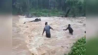 ഒഴുക്കില്‍പ്പെട്ട് പിക്ക് അപ്പ് വാന്‍; അച്ഛനും മകനും രക്ഷപെട്ടത് സാഹസികമായി