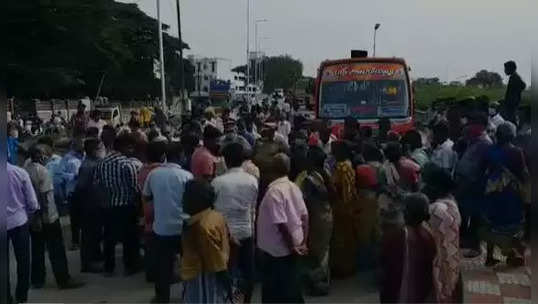 பேருக்கு தான் மாநகராட்சி ஒரு ரோடு வசதி கூட இல்லை... பொங்கி எழுந்து மறியலில் ஈடுபட்ட மக்கள்!