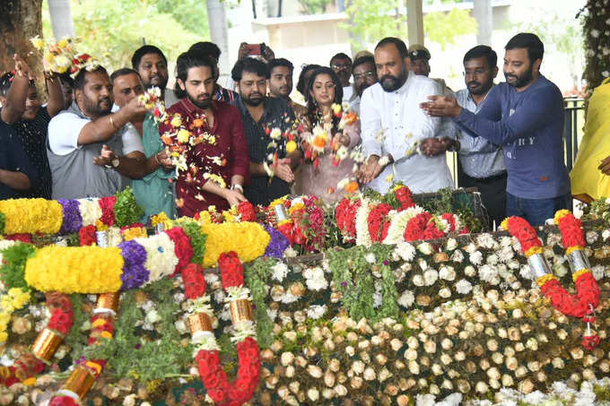 ಪುನೀತ್ ಸಮಾಧಿಗೆ ಪೂಜೆ ಸಲ್ಲಿಸಿದ ‘ಬನಾರಸ್’ ಚಿತ್ರತಂಡ