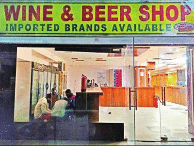 Delhi Liquor Shop News : दिल्ली में खुलीं शराब की दुकानें, पहले दिन लोग खाली हाथ, जानें कहां कैसा हाल