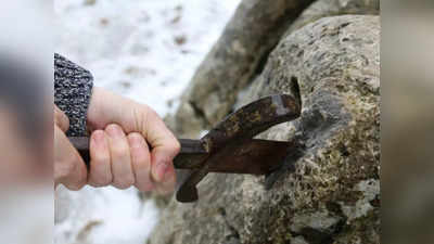 चट्टान में धंसी मिली 700 साल पुरानी रहस्यमय तलवार, पुरातत्वविदों के भी उड़े होश